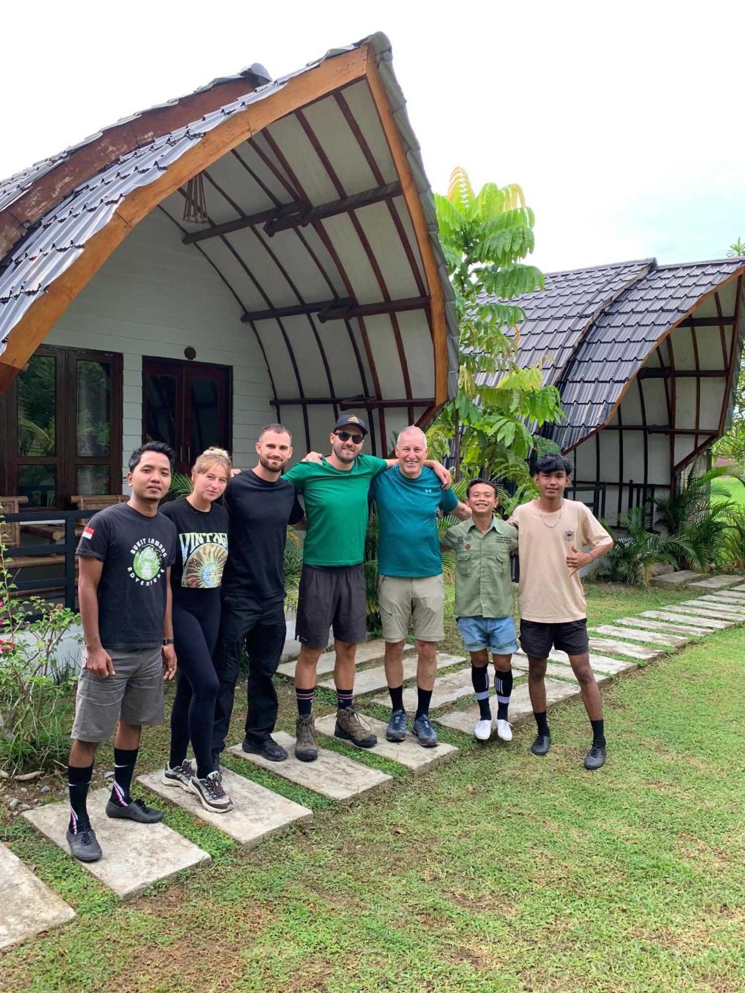 Gino'S Place - Guest House & Jungle Trekking Bukit Lawang Exteriör bild